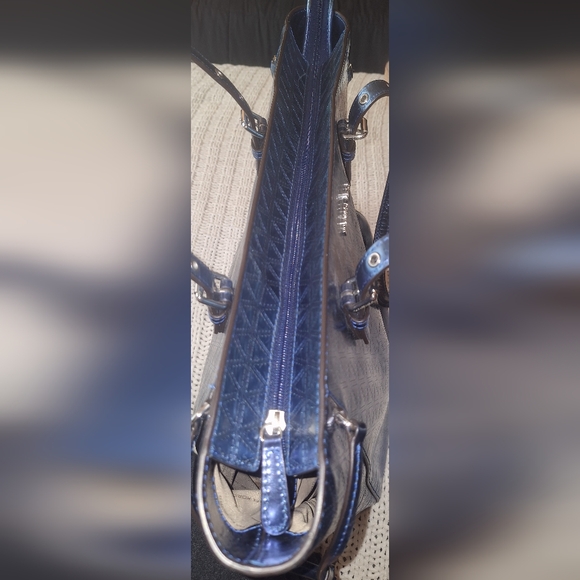 Michael Kors Voyager metallic blue Embossed Leather Large Tote - Picture 6 of 15